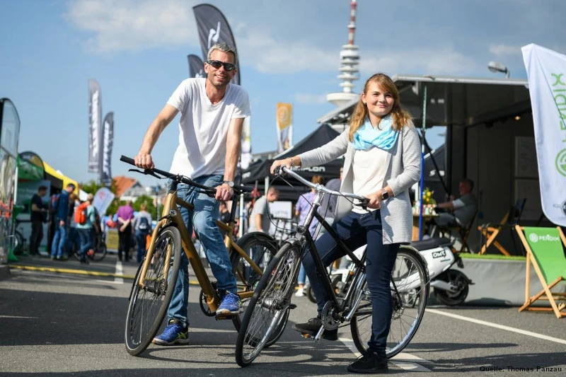 Eine Radfahrerin und ein Radfahrer auf dem Heiligengeistfeld in Hamburg