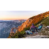 Zwei Menschen sitzen in Stühlen von Helinox vor einer grandiosen Aussicht.