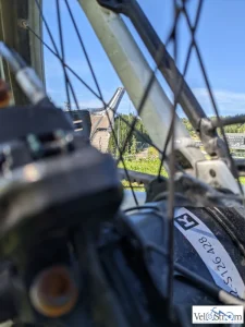 Blick durch die Speichen eines Fahrrades auf die Skisprungschanze am Holmenkollen in Oslo.