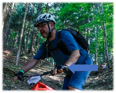 E-MTB-Fahrer auf einem Trail im Wald.