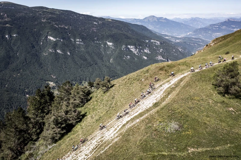 Viele Mountainbiker schiebe einen steilen Pass hinauf.