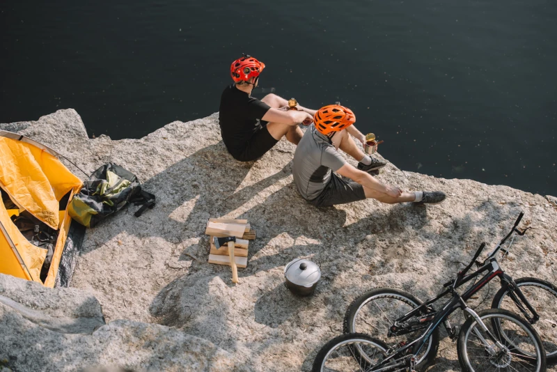 2-biker-zelten-auf-einem-einsamen-felsen-ueber-dem-meer