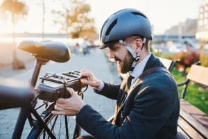 e-bike-fahrer-im-anzug-aktiviert-ebike