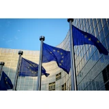 eu-flaggen-vor-der-europaeischen-kommission