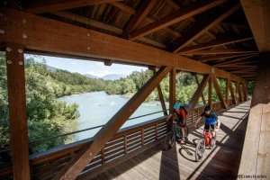 osttirol_ebike_isel-2-biker-auf-einer-covered-bridge