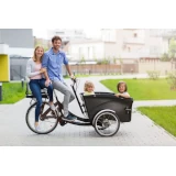 cargobike-lastenrad-junge-eltern-zwei-kinder