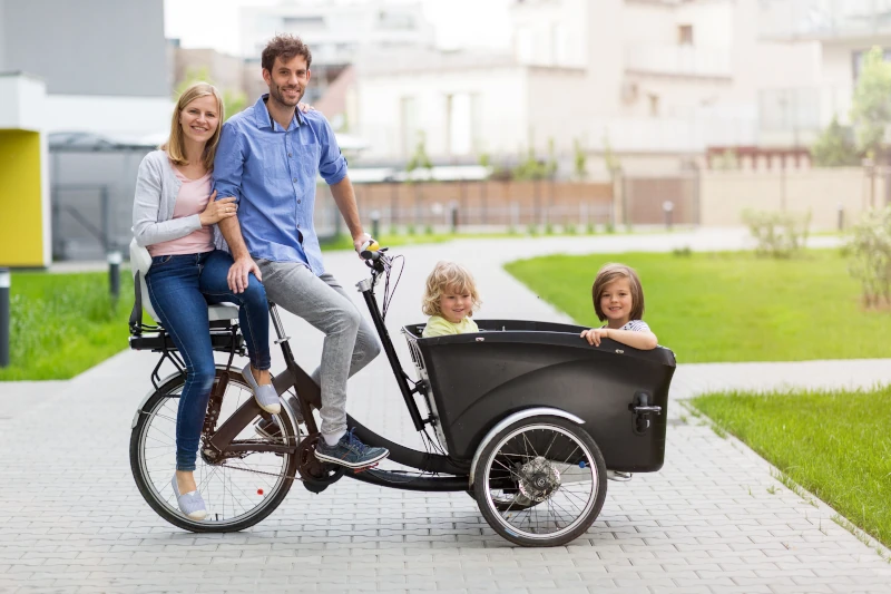 cargobike-lastenrad-junge-eltern-zwei-kinder