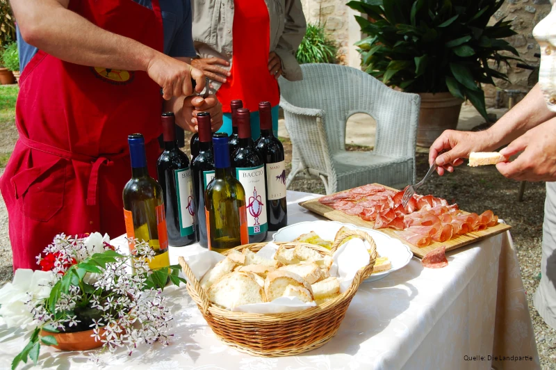 Wein, Käase und Schinken bei einem Picknick in Italien